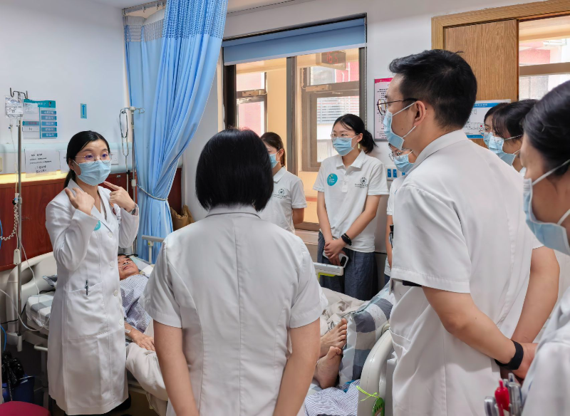 王亚飞老师教学查房.jpg