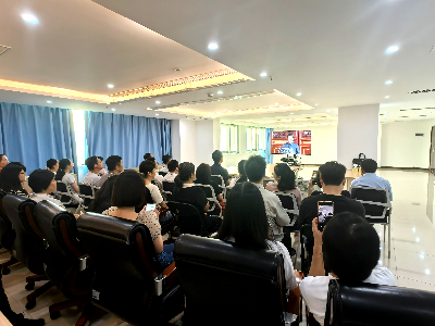 2.干部职工集中观看直播.jpg