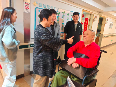 院领导给荣军派发新年棉衣.jpg